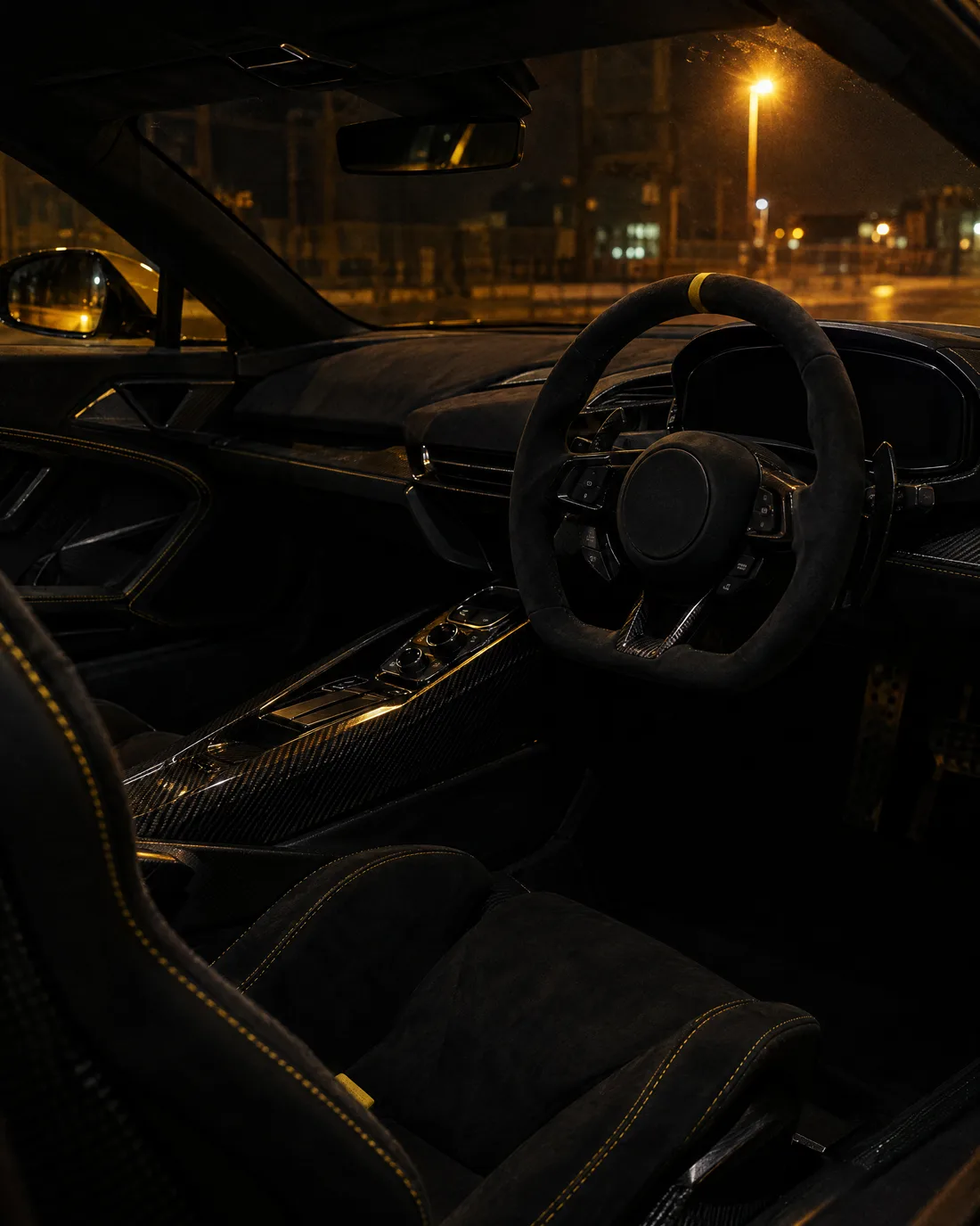 Cockpit mit unten abgeflachtem Alcantara-Lenkrad, gelbem Markierungsstreifen und Carbon-Mitteltunnel