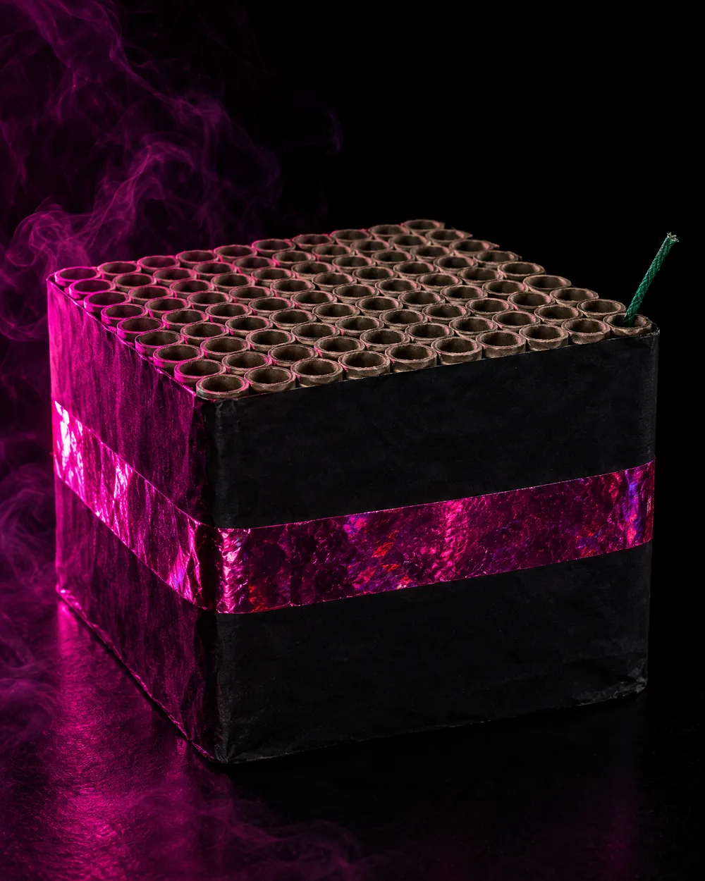 Quadratische Feuerwerksbatterie aus 100 Röhren, schwarz umwickelt mit einem Band aus Magenta-Folie